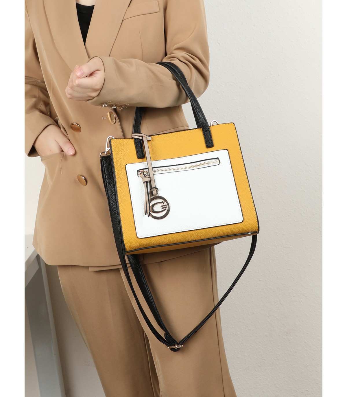 T11575 - Bolso con bandolera de estilo bicolor con un bolsillo de cremallera frontal