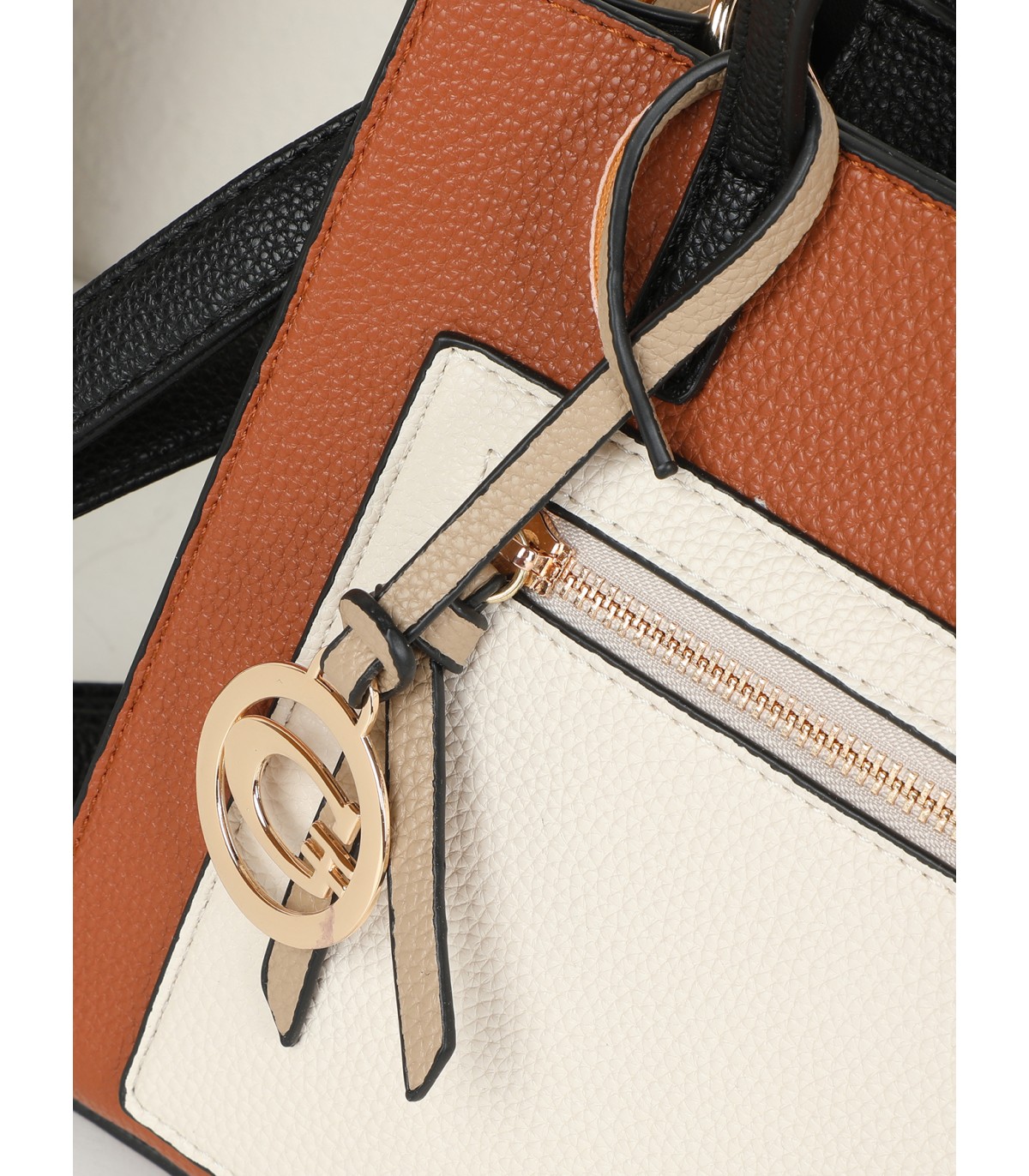 T11575 - Bolso con bandolera de estilo bicolor con un bolsillo de cremallera frontal