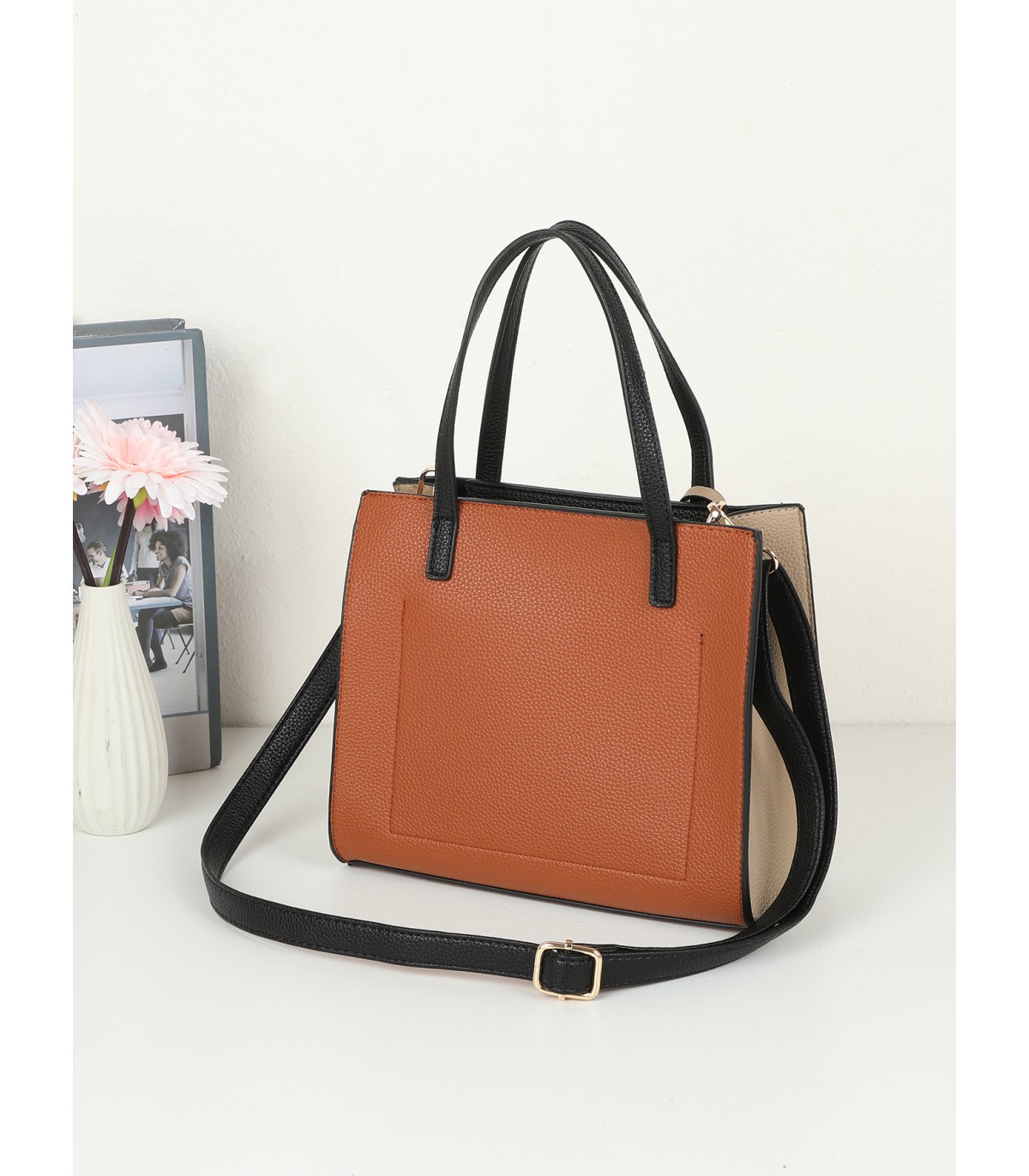 T11575 - Bolso con bandolera de estilo bicolor con un bolsillo de cremallera frontal