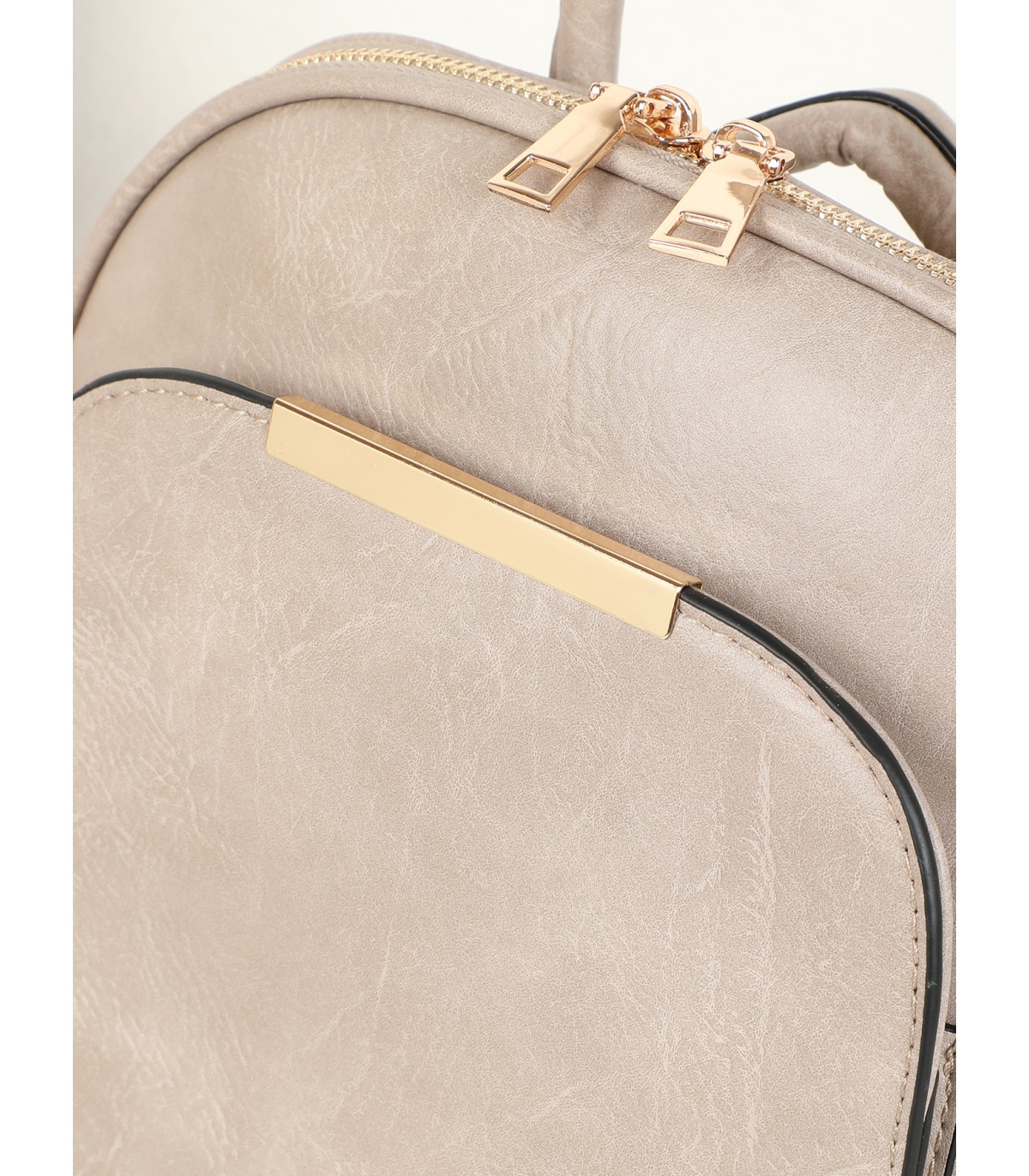 T10998 - Mochila con cierre superior y bolsillo frontal de cierre de botón imantado