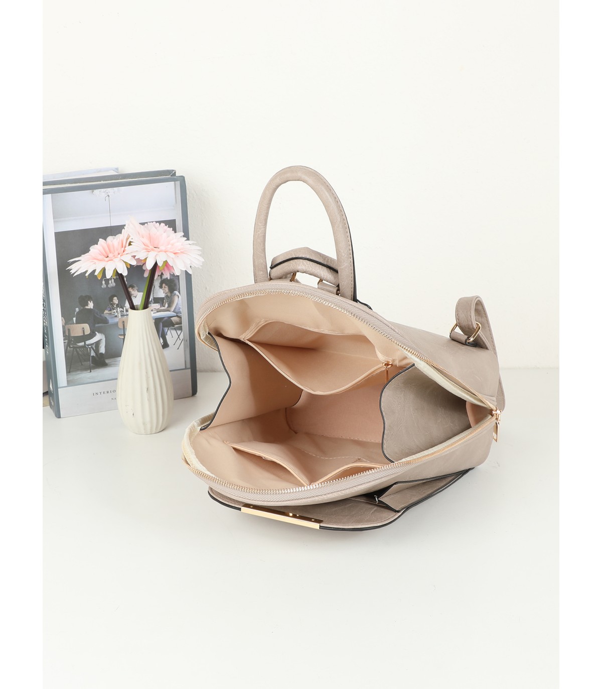 T10998 - Mochila con cierre superior y bolsillo frontal de cierre de botón imantado