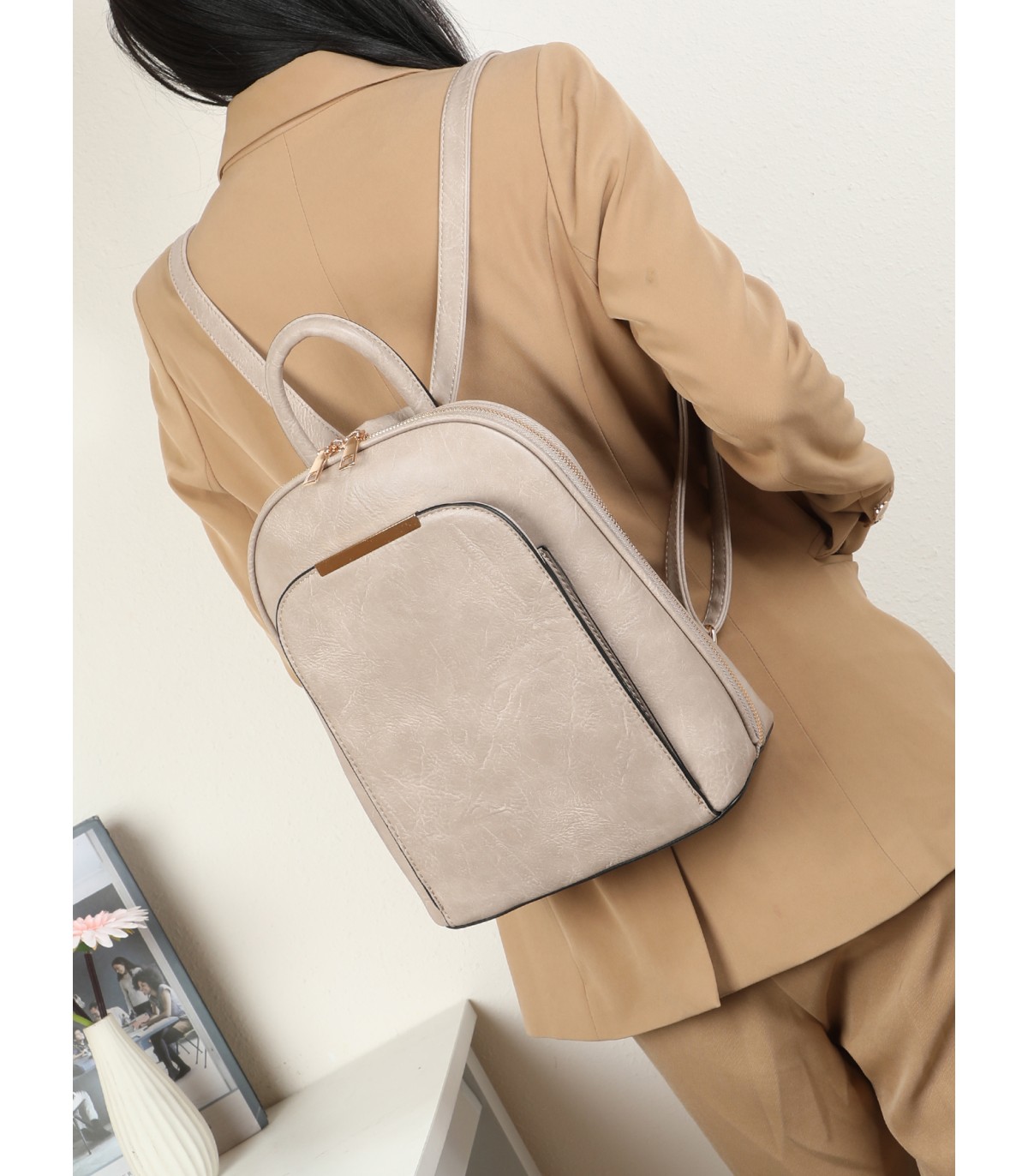 T10998 - Mochila con cierre superior y bolsillo frontal de cierre de botón imantado