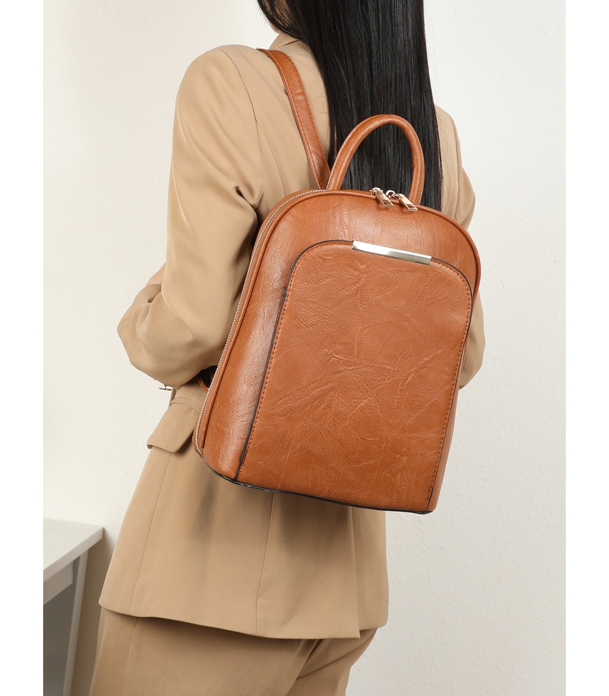 T10998 - Mochila con cierre superior y bolsillo frontal de cierre de botón imantado