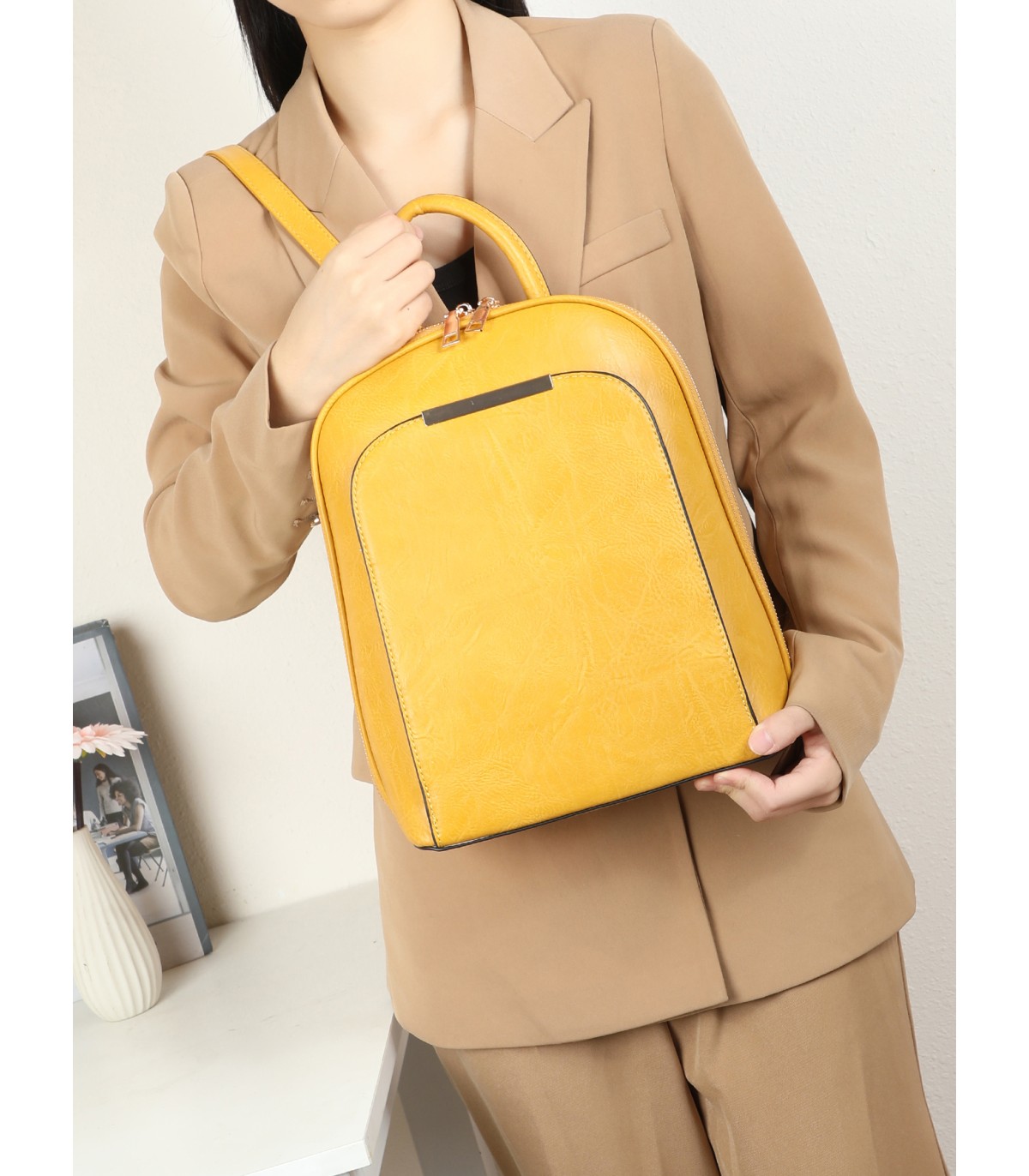 T10998 - Mochila con cierre superior y bolsillo frontal de cierre de botón imantado