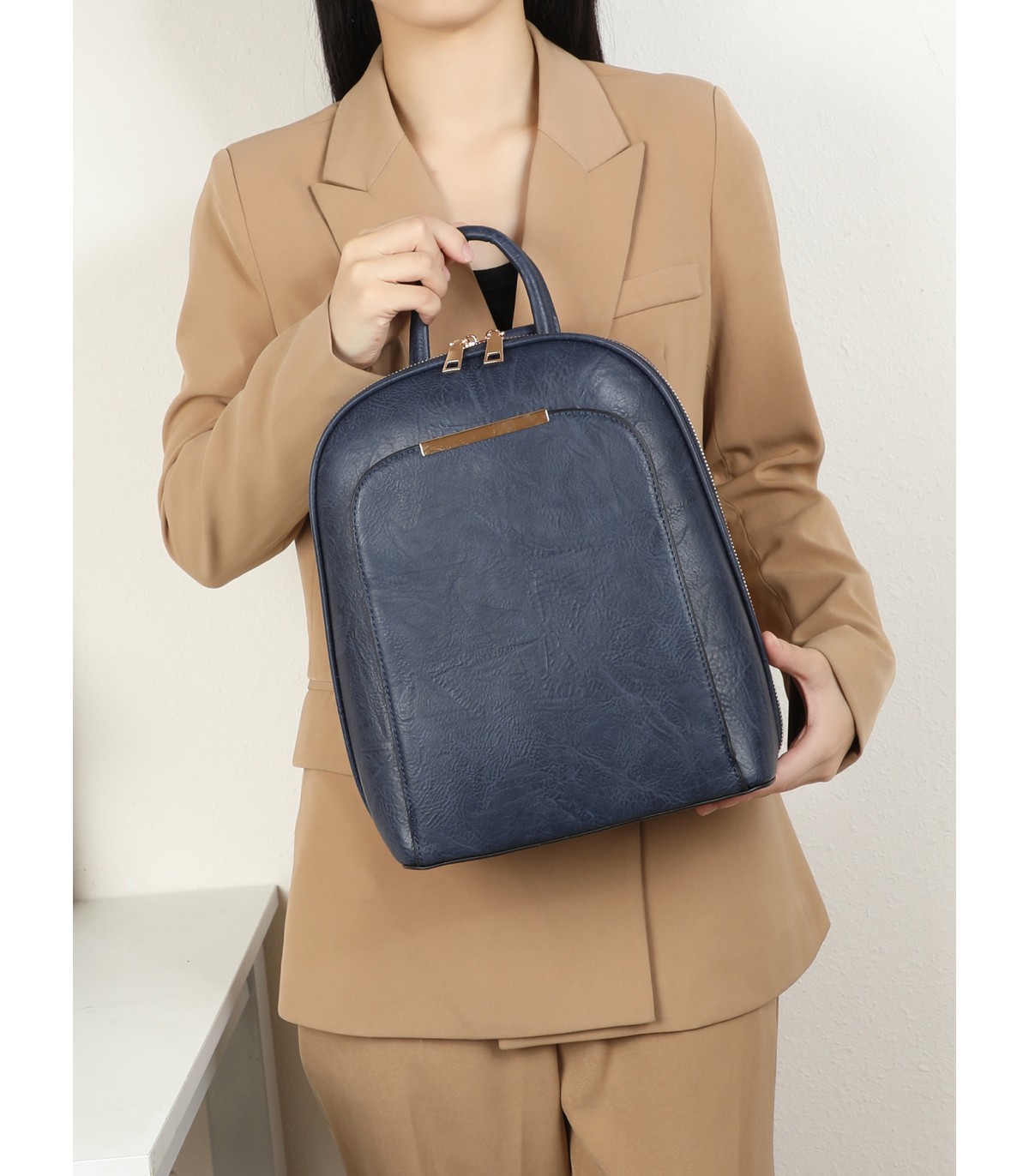 T10998 - Mochila con cierre superior y bolsillo frontal de cierre de botón imantado