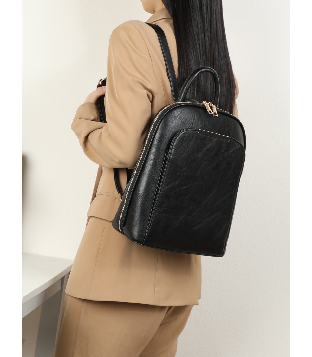 T10998 - Mochila con cierre superior y bolsillo frontal de cierre de botón imantado