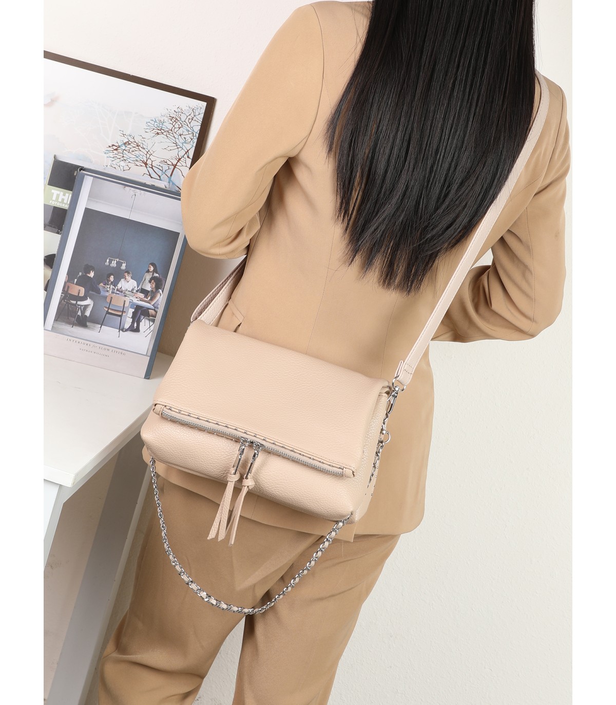 T11537 - Bolso bandolera con emblema triangular bordado y cierre botón