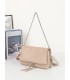 T11537 - Bolso bandolera con emblema triangular bordado y cierre botón