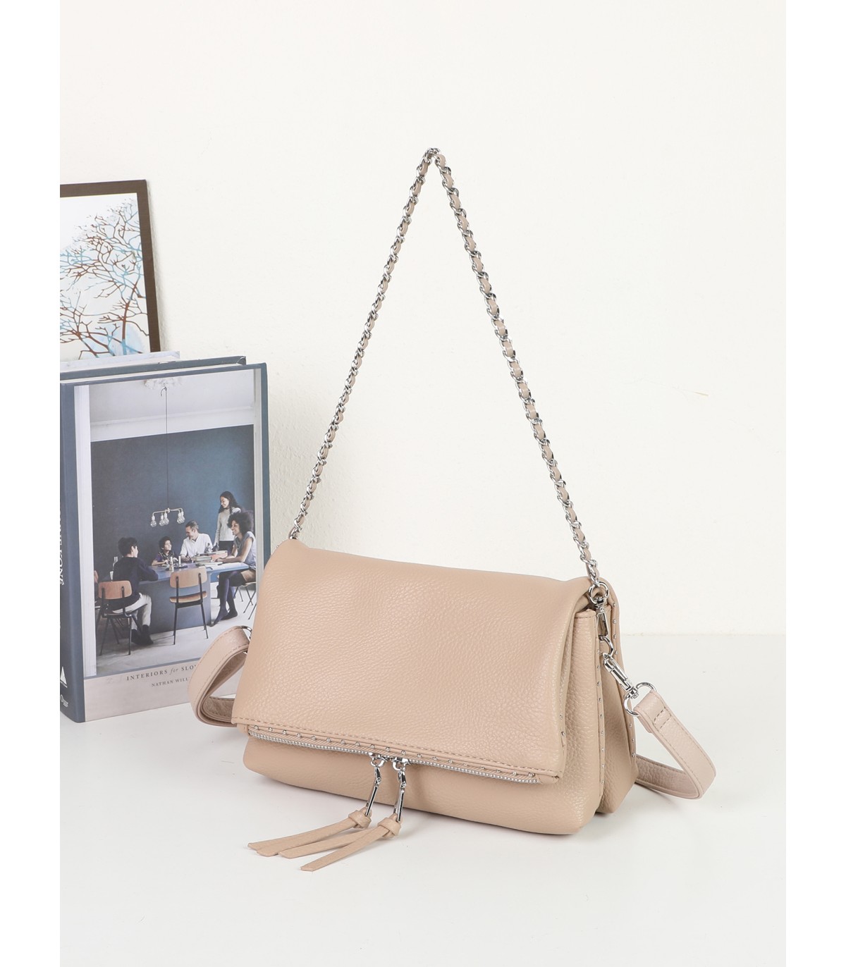 T11537 - Bolso bandolera con emblema triangular bordado y cierre botón
