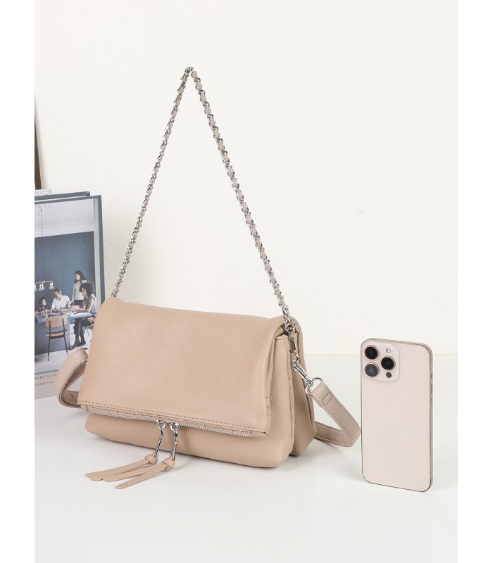 T11537 - Bolso bandolera con emblema triangular bordado y cierre botón