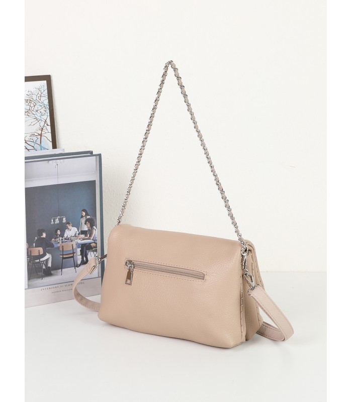 T11537 - Bolso bandolera con emblema triangular bordado y cierre botón