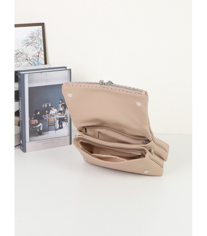T11537 - Bolso bandolera con emblema triangular bordado y cierre botón