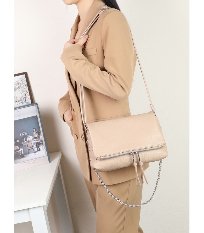 T11537 - Bolso bandolera con emblema triangular bordado y cierre botón