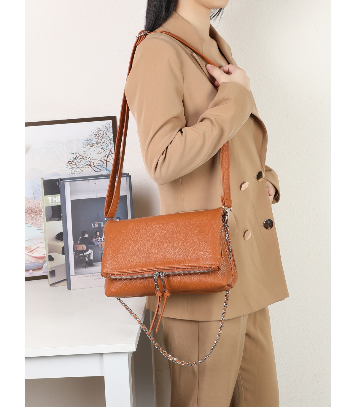 T11537 - Bolso bandolera con emblema triangular bordado y cierre botón