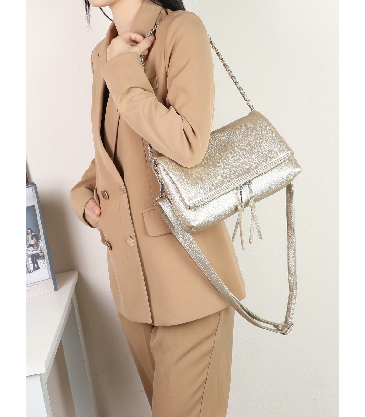 T11537 - Bolso bandolera con emblema triangular bordado y cierre botón