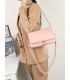 T11537 - Bolso bandolera con emblema triangular bordado y cierre botón