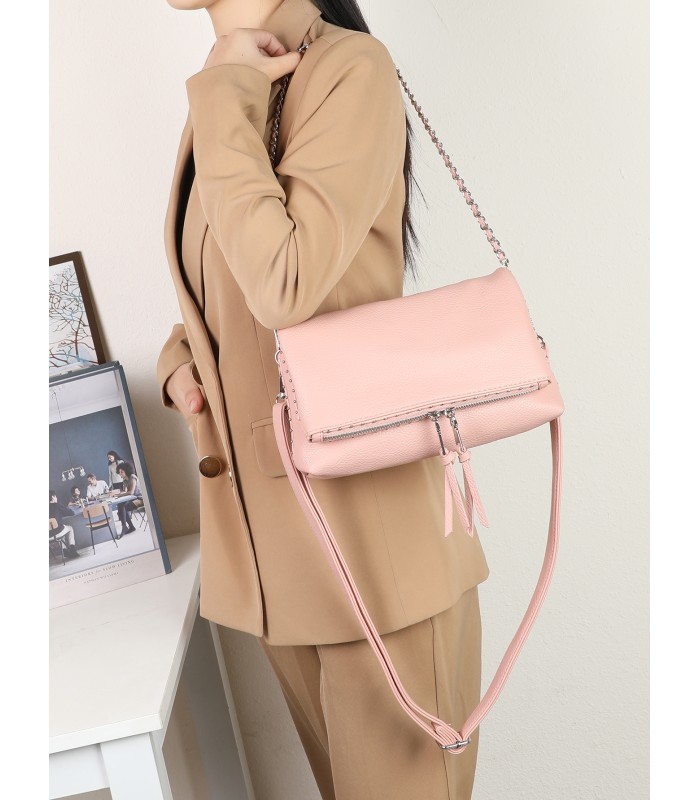 T11537 - Bolso bandolera con emblema triangular bordado y cierre botón