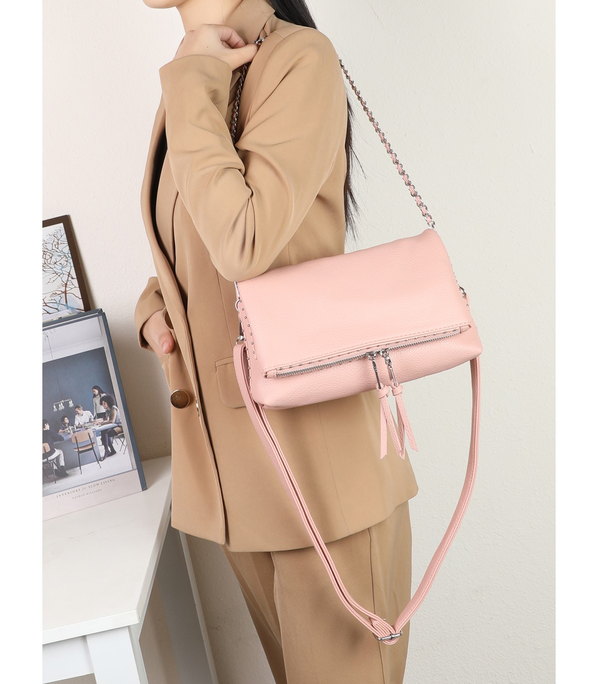 T11537 - Bolso bandolera con emblema triangular bordado y cierre botón