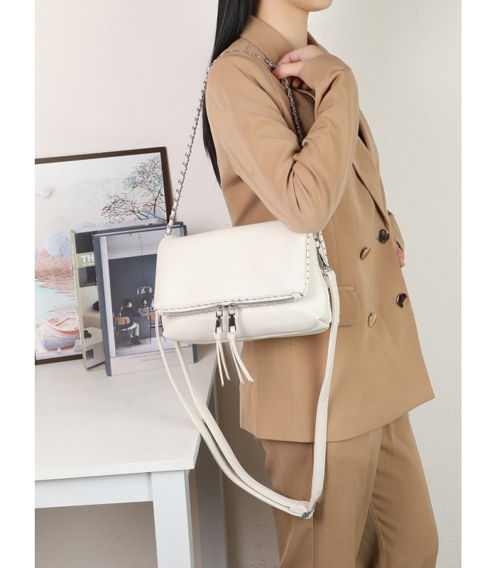 T11537 - Bolso bandolera con emblema triangular bordado y cierre botón