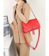 T11537 - Bolso bandolera con emblema triangular bordado y cierre botón