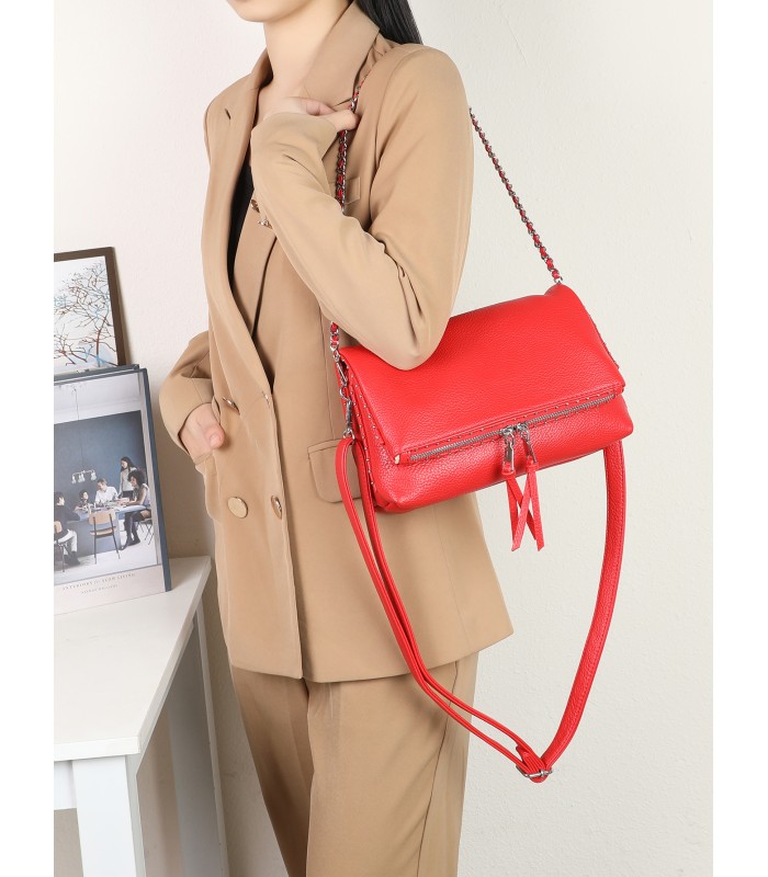 T11537 - Bolso bandolera con emblema triangular bordado y cierre botón