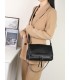 T11537 - Bolso bandolera con emblema triangular bordado y cierre botón