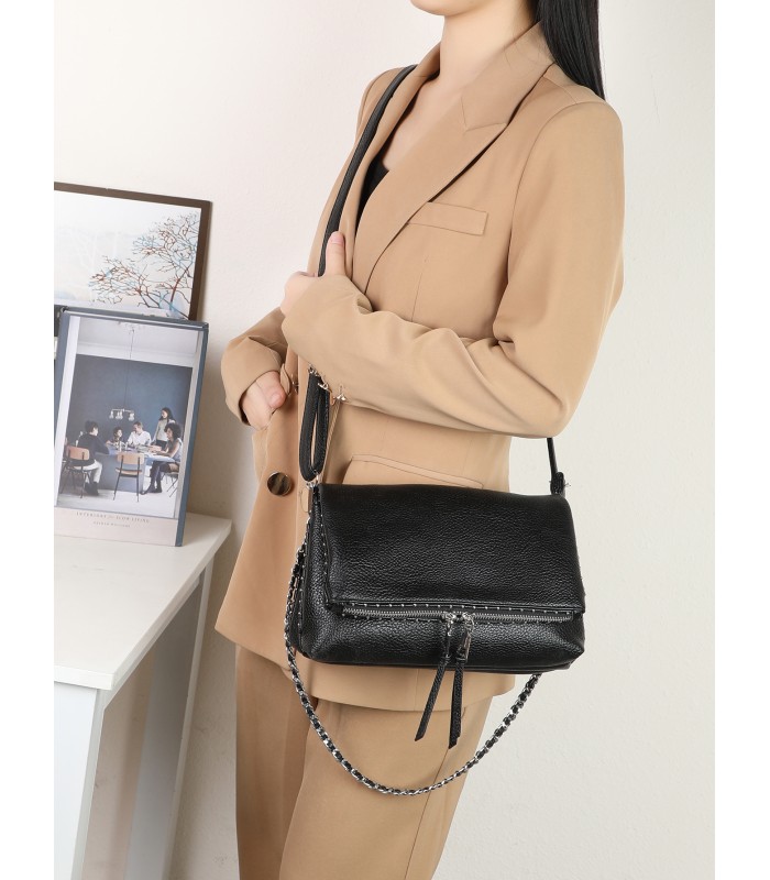 T11537 - Bolso bandolera con emblema triangular bordado y cierre botón