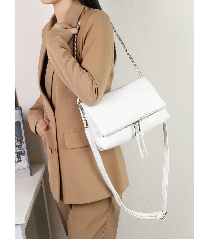 T11537 - Bolso bandolera con emblema triangular bordado y cierre botón