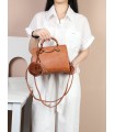 T10224 - Bolso bandolera con pompón a juego y asa de aro