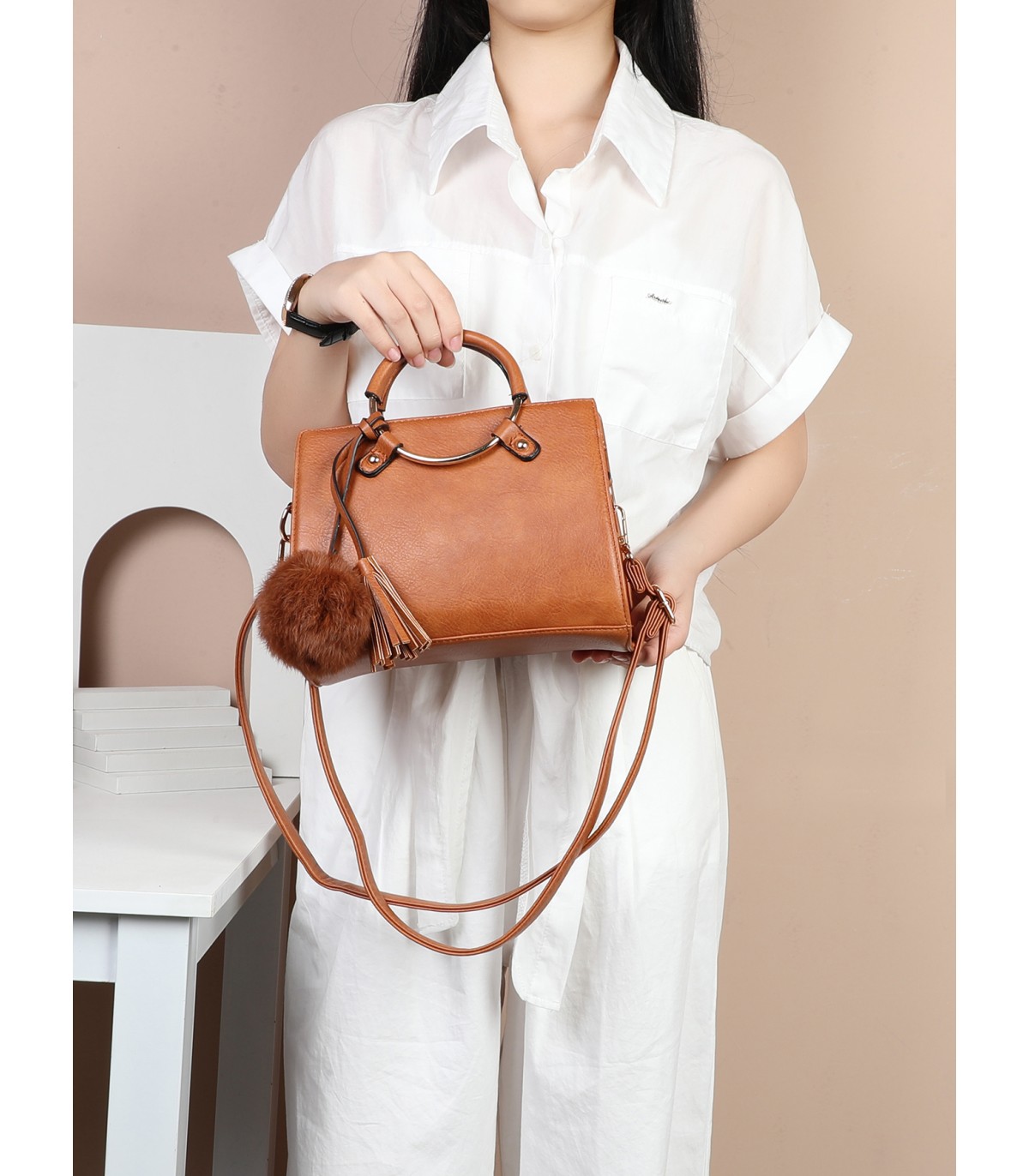 T10224 - Bolso bandolera con pompón a juego y asa de aro