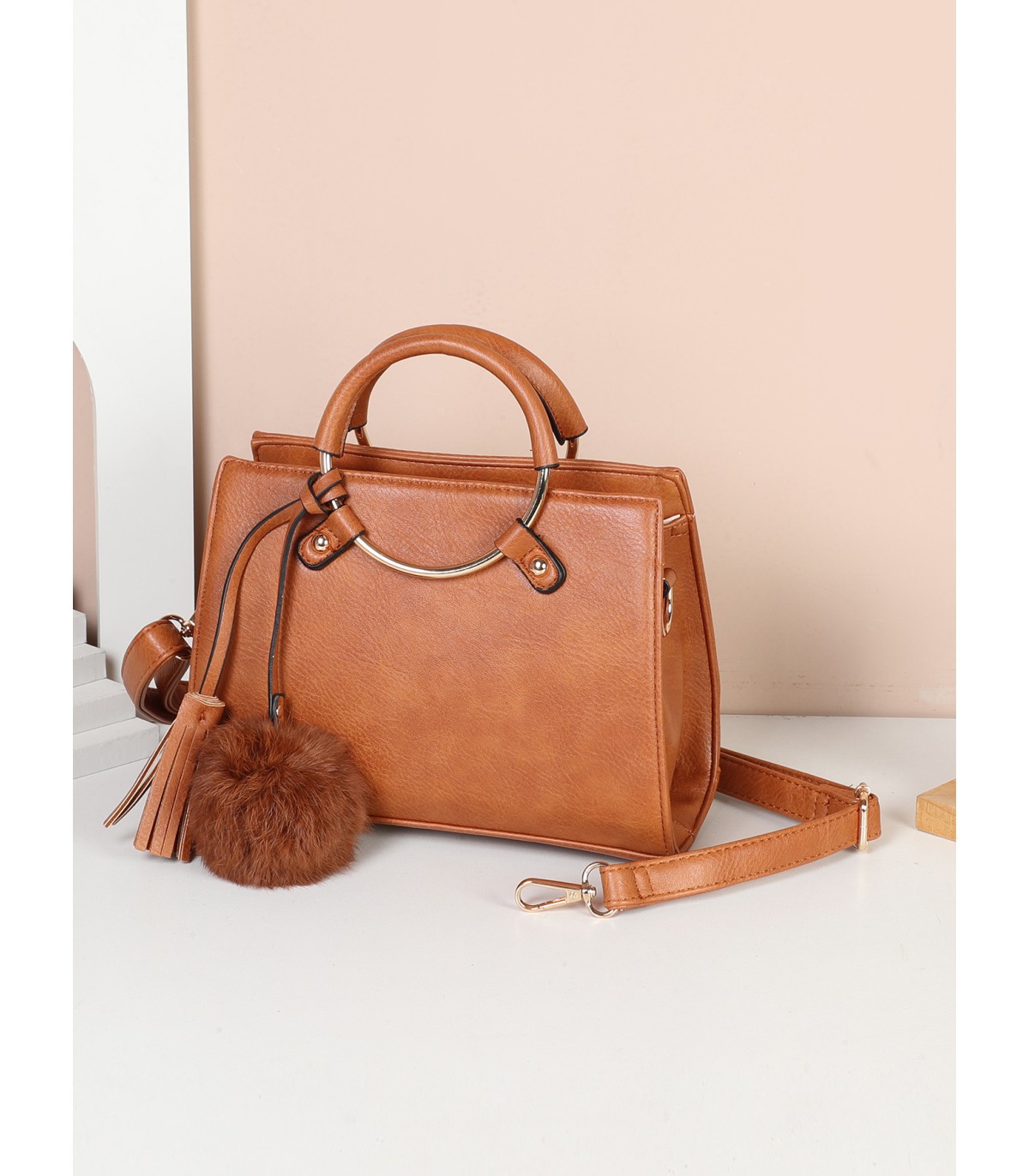 T10224 - Bolso bandolera con pompón a juego y asa de aro