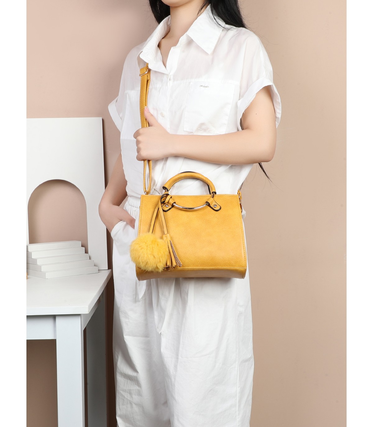 T10224 - Bolso bandolera con pompón a juego y asa de aro