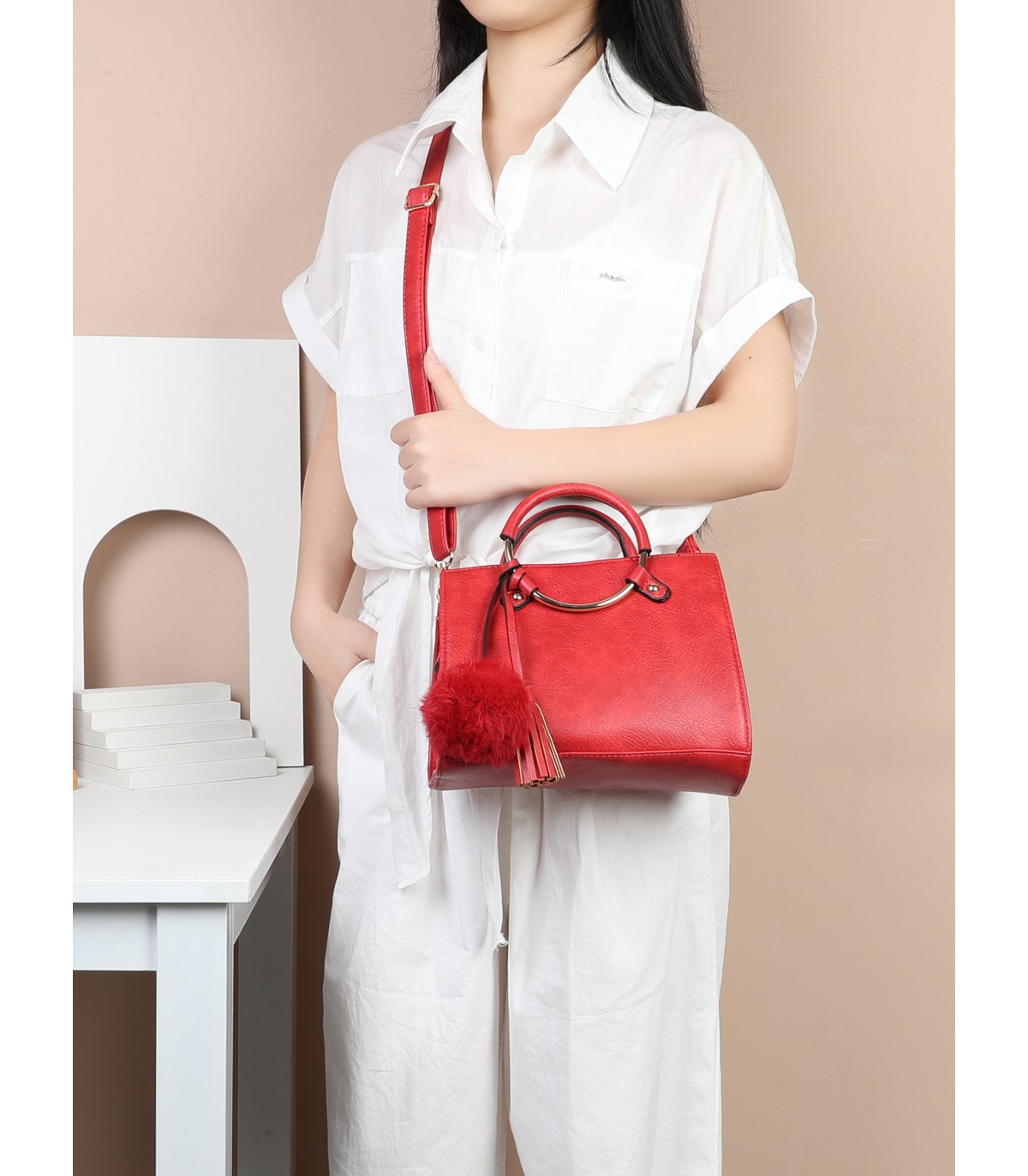 T10224 - Bolso bandolera con pompón a juego y asa de aro