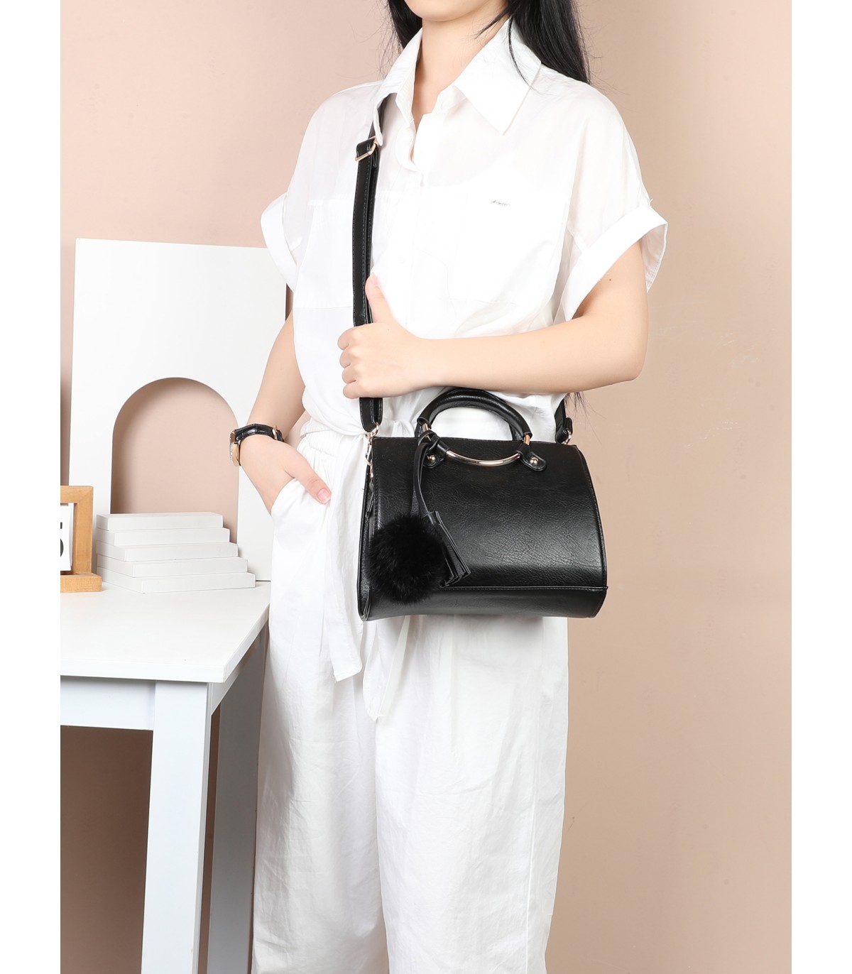 T10224 - Bolso bandolera con pompón a juego y asa de aro