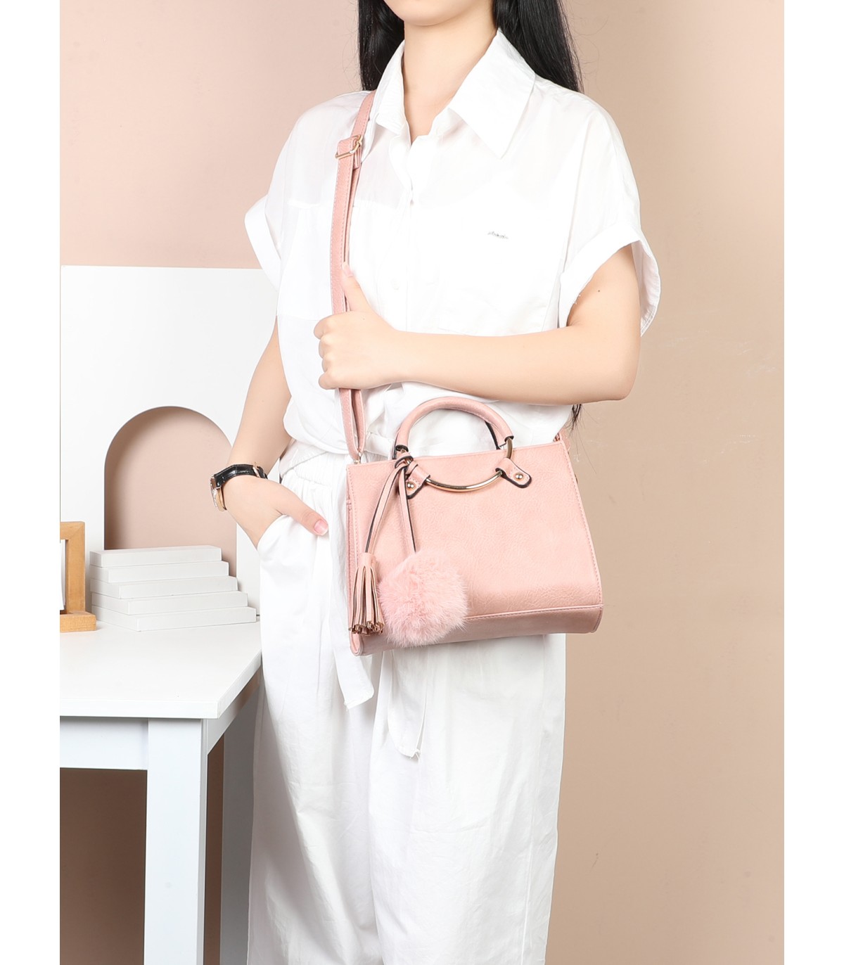 T10224 - Bolso bandolera con pompón a juego y asa de aro