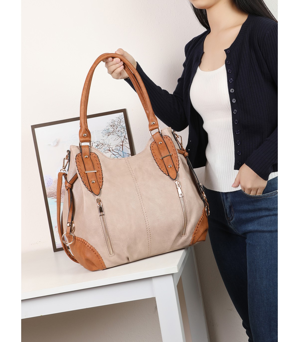 2863 - Bolso bandolera con asa para el hombro y cremalleras de adorno frontales