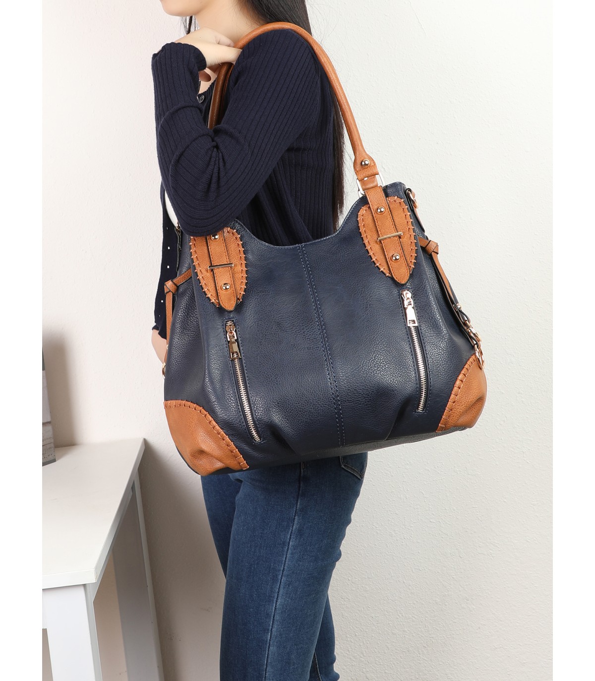 2863 - Bolso bandolera con asa para el hombro y cremalleras de adorno frontales