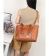 7848 - Bolso de hombro con borlas decorativas