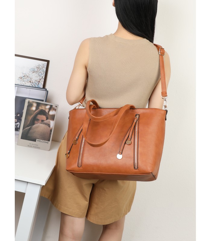 7848 - Bolso de hombro con borlas decorativas
