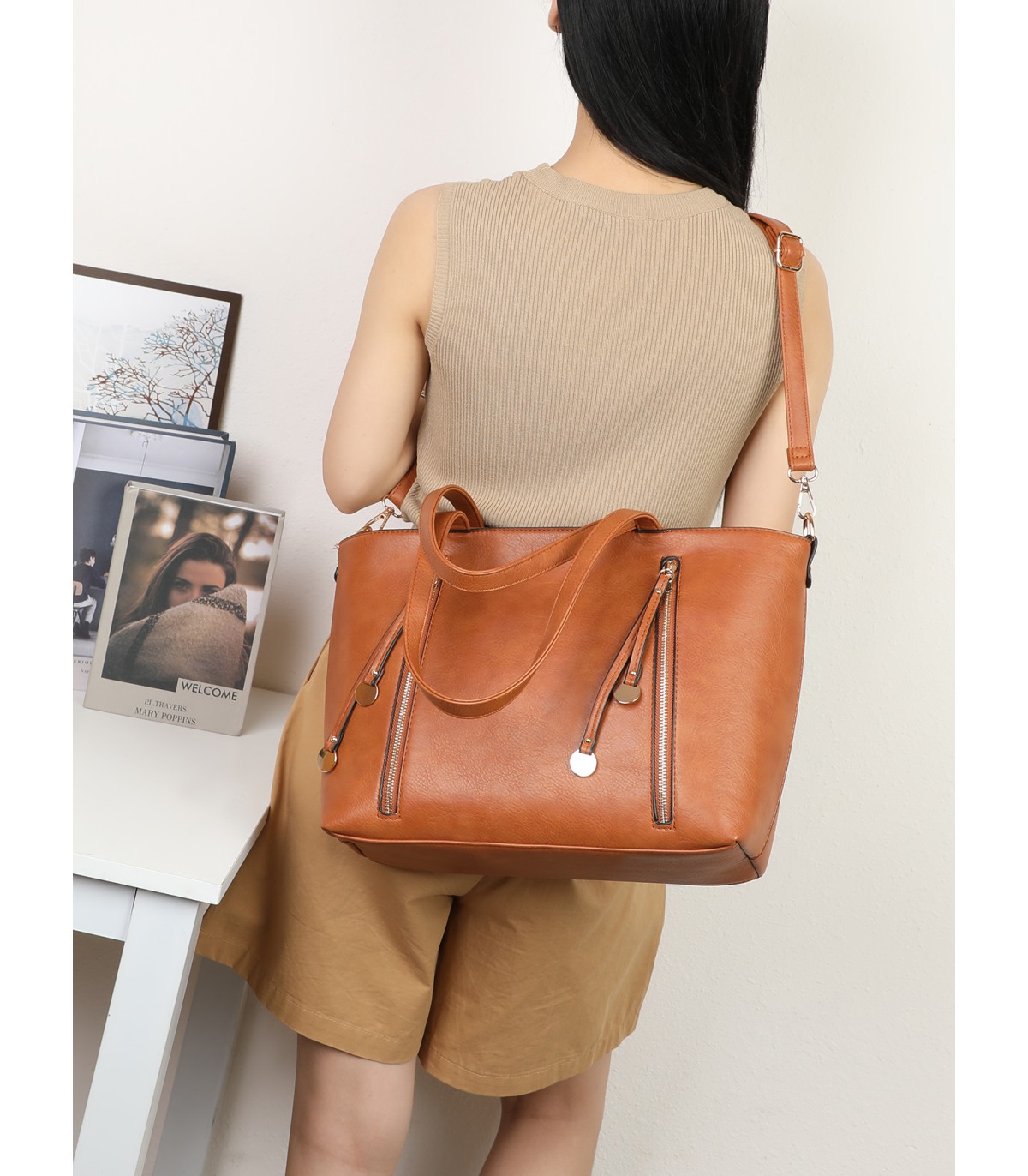 7848 - Bolso de hombro con borlas decorativas