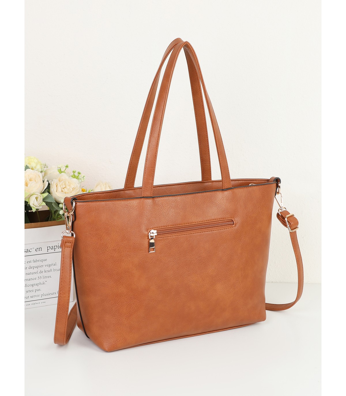 7848 - Bolso de hombro con borlas decorativas