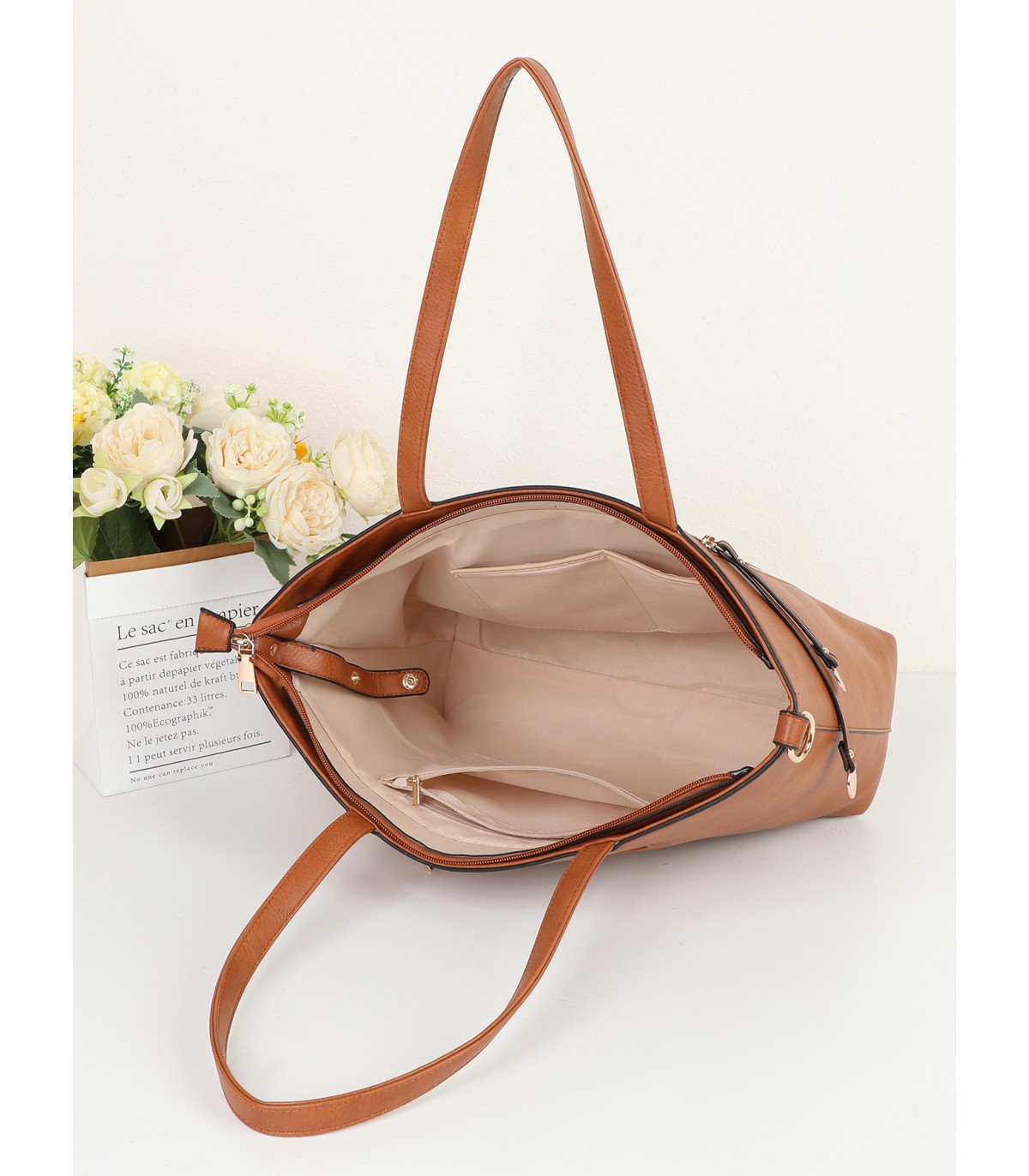 7848 - Bolso de hombro con borlas decorativas