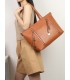 7848 - Bolso de hombro con borlas decorativas