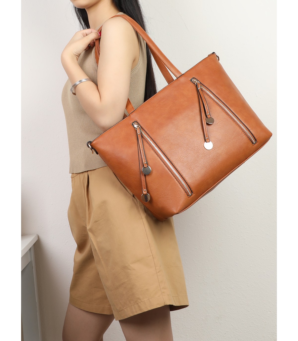 7848 - Bolso de hombro con borlas decorativas