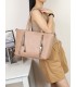 7848 - Bolso de hombro con borlas decorativas