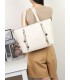 7848 - Bolso de hombro con borlas decorativas