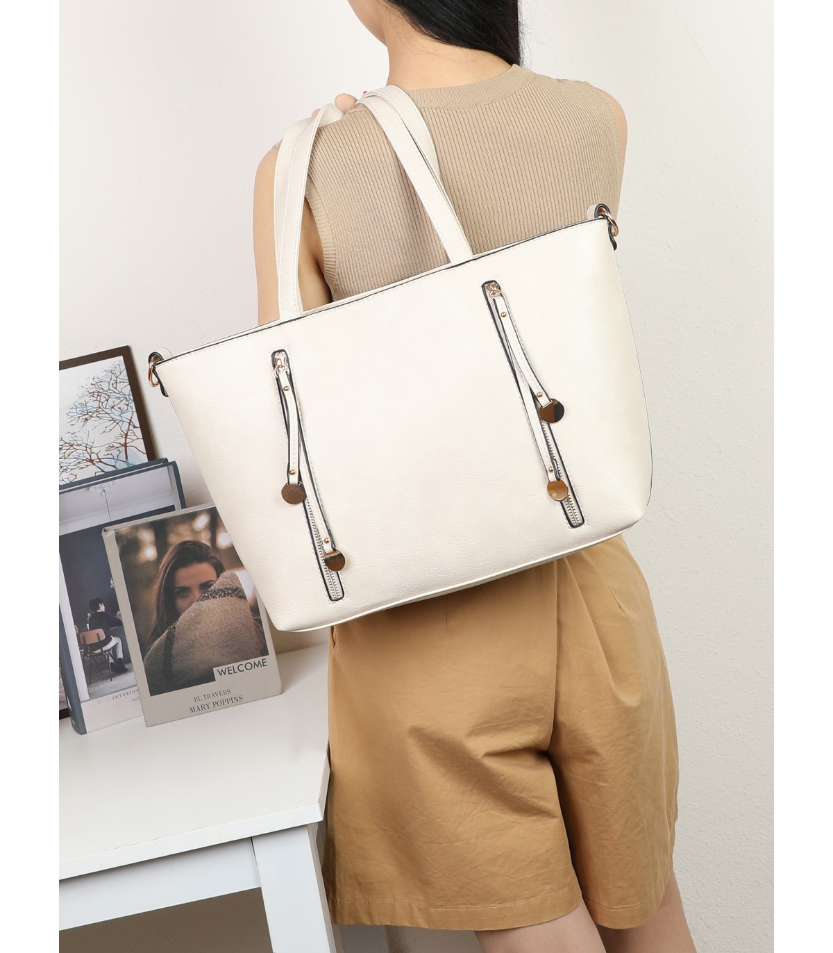 7848 - Bolso de hombro con borlas decorativas