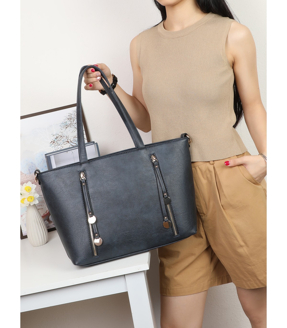 7848 - Bolso de hombro con borlas decorativas