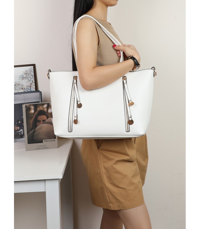 7848 - Bolso de hombro con borlas decorativas