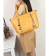 7848 - Bolso de hombro con borlas decorativas